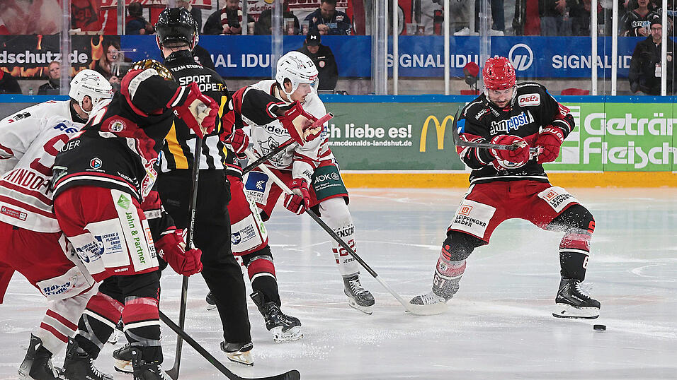 Vorne gefährlich, hinten verlässlich: EVL-Stürmer David Elsner (re.) hilft aufgrund der Verletzung von Kapitän Alexander „Blacky“ Schwarz in der Defensive aus - und überzeugt auch auf ungewohntem Terrain. Vorne gefährlich, hinten verlässlich: EVL-Stürmer David Elsner (re.) hilft aufgrund der Verletzung von Kapitän Alexander „Blacky“ Schwarz in der Defensive aus - und überzeugt auch auf ungewohntem Terrain.