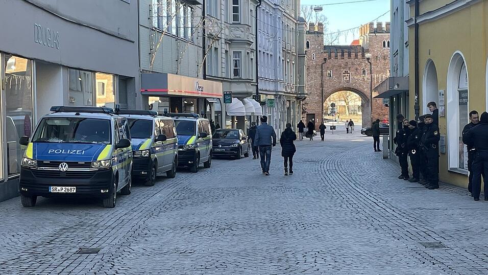 Ein starkes Polizeiaufgebot hatte sich auch in der Theaterstra&szlig;e postiert.