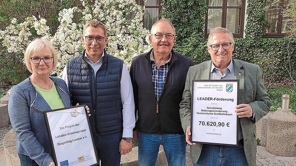 Zweiter Vorsitzender G&uuml;nter Schuster und LAG-Managerin Petra Wolf &uuml;bergaben den F&ouml;rderbescheid an Martin Able vom SV Gro&szlig;k&ouml;llnbach und Jakob Menacher vom ESC Gro&szlig;k&ouml;llnbach.