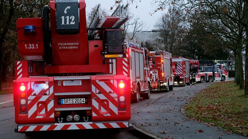 Mit einem großen Aufgebot fuhr die Freiwillige Feuerwehr am Dienstagmorgen zum Klinikum.