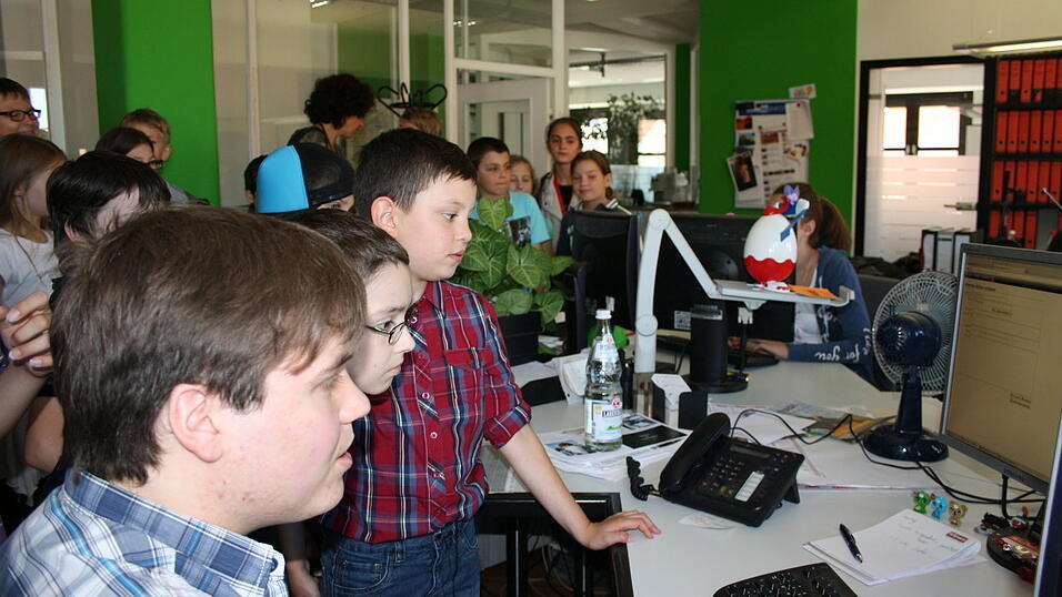 In der Internetredaktion 'idowa.de' gab Volontär Patrick Beckerle den Schülern einen Einblick in die Arbeitsweise einer Redaktion. (Foto: Pfeffer) In der Internetredaktion 'idowa.de' gab Volontär Patrick Beckerle den Schülern einen Einblick in die Arbeitsweise einer Redaktion. (Foto: Pfeffer)