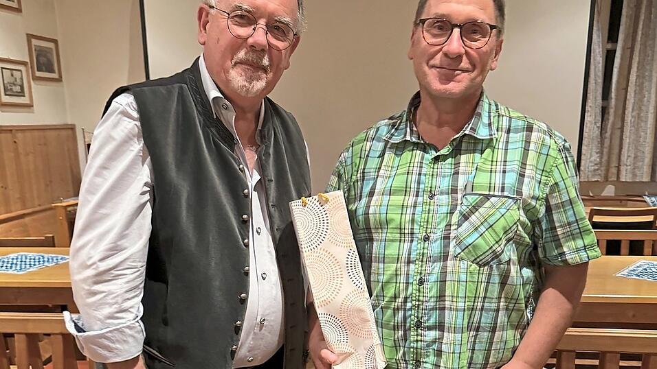 Der Vorsitzende des Heimatvereins, Toni Neumaier (l.), dankte Horst Müller für sein Referat über Josef Furtmeier. Der Vorsitzende des Heimatvereins, Toni Neumaier (l.), dankte Horst Müller für sein Referat über Josef Furtmeier.