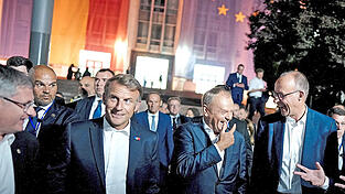 Ausgelassene Stimmung - auch bei Emmanuel Macron (2.v.l.), Donald Tusk und Friedrich Merz (r.). Die Staats- und Regierungschefs des Weimarer Dreiecks wollen Moldau auf dem Weg in die EU unterstützen.