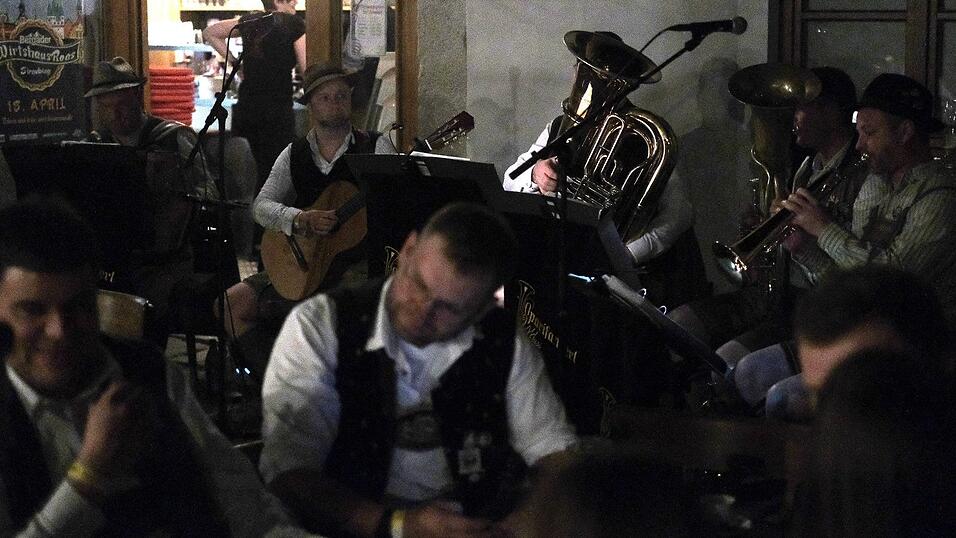 Partykl&auml;nge und z&uuml;nftige Kapellen, f&uuml;r jeden Nachtschw&auml;rmer in Tracht war etwas dabei.