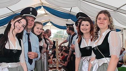 Beste Stimmung bei den Festdamen der FFW Altenschneeberg.