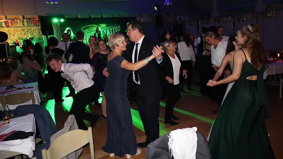 Impressionen vom Schwarz-Weiß-Ball der Feurwehr. Impressionen vom Schwarz-Weiß-Ball der Feurwehr.