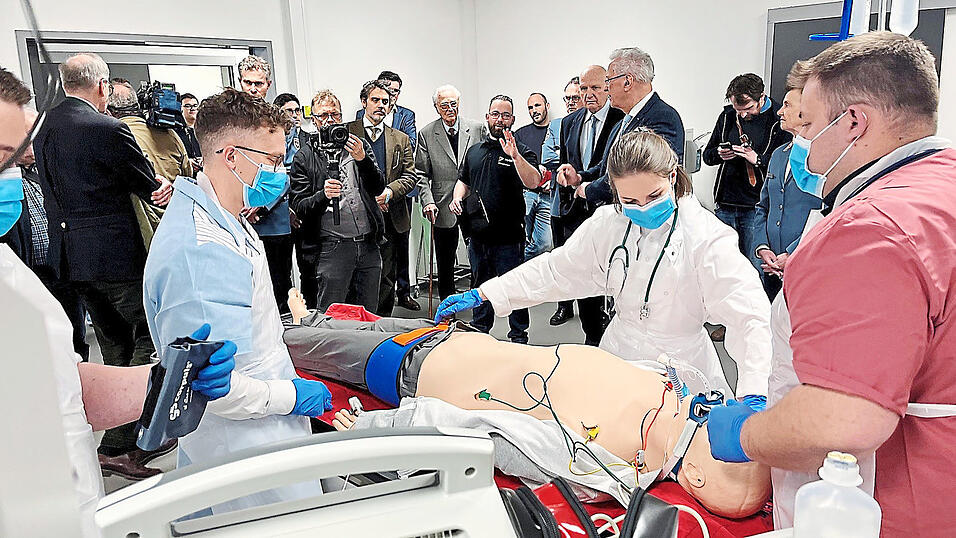 Für das Training können viele Situationen und Fälle simuliert werden. Durch spezielle Beleuchtung, Gerüche und Tonkulissen wirken die Szenarien besonders realistisch. Für das Training können viele Situationen und Fälle simuliert werden. Durch spezielle Beleuchtung, Gerüche und Tonkulissen wirken die Szenarien besonders realistisch.