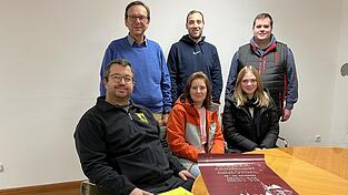 Organisieren die Typisierungsaktion: die Stadt mit Bürgermeister Franz Wittmann (hi.l.), sowie die Feuerwehr Viechtach mit Florian Schoierer, Torsten Zankl (hi. v.l), Marco Achatz, Carina Achatz und Christina Achatz.