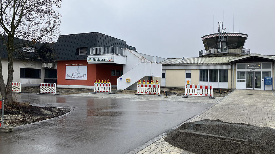 Seit November 2023 hat das Restaurant am Flughafen Wallmühle geschlossen. Eine Sanierung ist ein kostspieliges Unterfangen. Gespräche mit Investoren, Brauereien und Pächtern werden bereits geführt. Seit November 2023 hat das Restaurant am Flughafen Wallmühle geschlossen. Eine Sanierung ist ein kostspieliges Unterfangen. Gespräche mit Investoren, Brauereien und Pächtern werden bereits geführt.