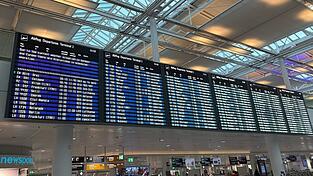 Auf einer Anzeigetafel am Flughafen war von witterungsbedingten Einschr&auml;nkungen die Rede.