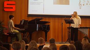 Zwischen den Programmpunkten der Veranstaltung leiteten Schüler mit musikalischen Einlagen über. Zwischen den Programmpunkten der Veranstaltung leiteten Schüler mit musikalischen Einlagen über.