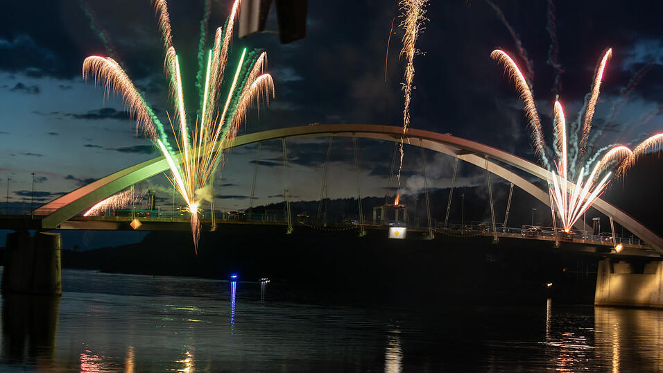 Bereits ab 20 Uhr stieg die Party beiderseits der Donau, um 22 Uhr dann begeisterte das feurige Spektakel auf der Donaubrücke die Gäste. Bereits ab 20 Uhr stieg die Party beiderseits der Donau, um 22 Uhr dann begeisterte das feurige Spektakel auf der Donaubrücke die Gäste.