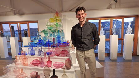 Jedes Stück Glas hat seinen eigenen Charakter: Der Glasbläsermeister, Glasmacher und Künstler Michael Weinfurtner aus Arnbruck eröffnete am 4. April seine erste Einzelausstellung 'First Quarter'.