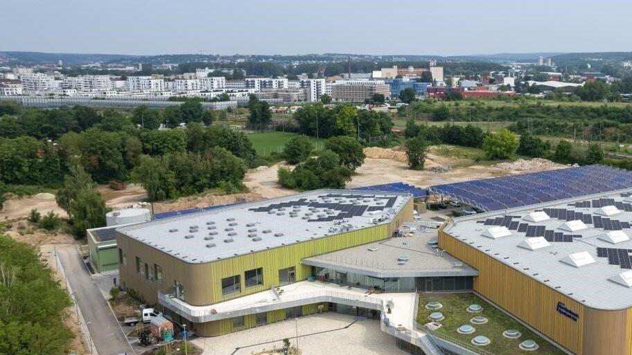 S&uuml;dwestlich des neu errichteten Sportpark Ost besitzt die Stadt ein freies Grundst&uuml;ck, das sich nach Pr&uuml;fung der Alternativstandorte f&uuml;r den Schulbau eignet. Daf&uuml;r gibt es aber auch andere Interessenten.