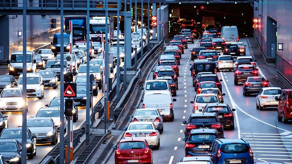 Am Mittleren Ring - hier am Tunnel Heckenstallerstraße - gibt es auch ohne Bauarbeiten oft Stau. (Symbolbild) Am Mittleren Ring - hier am Tunnel Heckenstallerstraße - gibt es auch ohne Bauarbeiten oft Stau. (Symbolbild)
