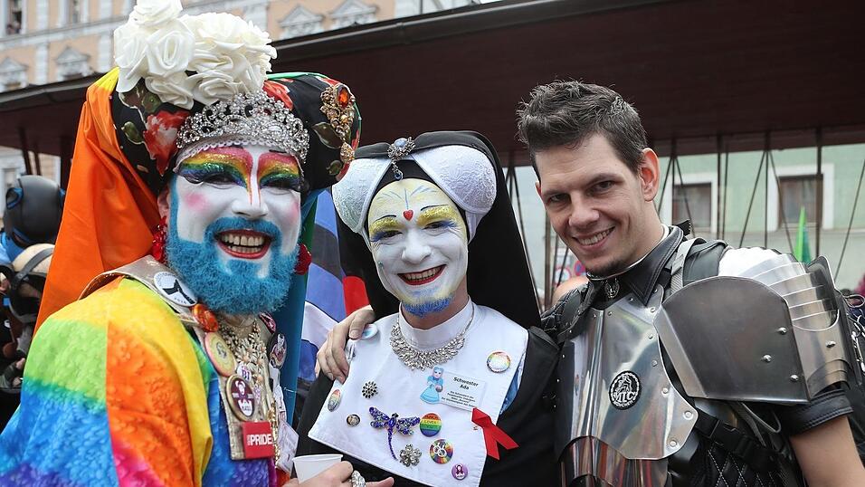 Knapp 2.000 Teilnehmer feierten am Samstag in Landhut den ersten Christopher-Street-Day Niederbayerns.