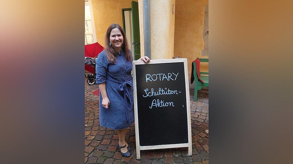 Alexandra Göldner packt für die Rotary Clubs Straubing und Straubing Gäuboden Schultüten für bedürftige Familien.