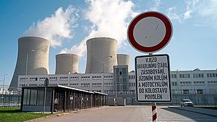Die tschechische Regierung will neue Reaktorblöcke errichten, die auf die AKW-Standorte Dukovany und Temelin (Foto) verteilt werden sollen. Der Stadtrat hat nun eine Resolution an die Staatsregierung verabschiedet, keine Stromlieferungen aus tschechischen Atomkraftwerken oder Beteiligungen an der Atomstromproduktion in Tschechien anzustreben. Die tschechische Regierung will neue Reaktorblöcke errichten, die auf die AKW-Standorte Dukovany und Temelin (Foto) verteilt werden sollen. Der Stadtrat hat nun eine Resolution an die Staatsregierung verabschiedet, keine Stromlieferungen aus tschechischen Atomkraftwerken oder Beteiligungen an der Atomstromproduktion in Tschechien anzustreben.