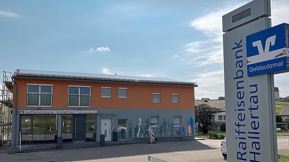 Wie auf der Vertreterversammlung jetzt bekannt gegeben wurde, schlie&szlig;t die Raiffeisenbank Hallertau ihre Zweigstelle in Volkenschwand an diesem Montag, 30. Juni. Auch der Geldautomat wird aus Sicherheitsgr&uuml;nden ausgebaut, weil das Geb&auml;ude bewohnt ist.