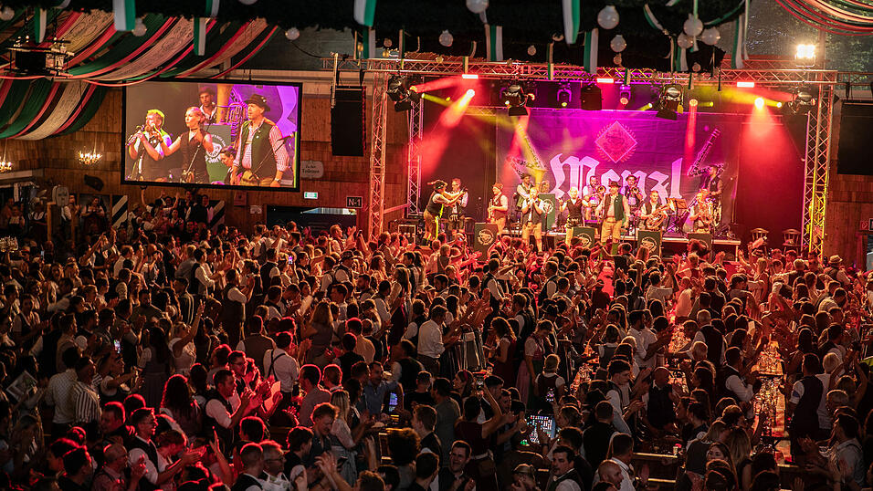 Echte Blasmusikfans lie&szlig;en sich auch den zweiten Auftritt in Folge am Dienstagabend nicht entgehen.