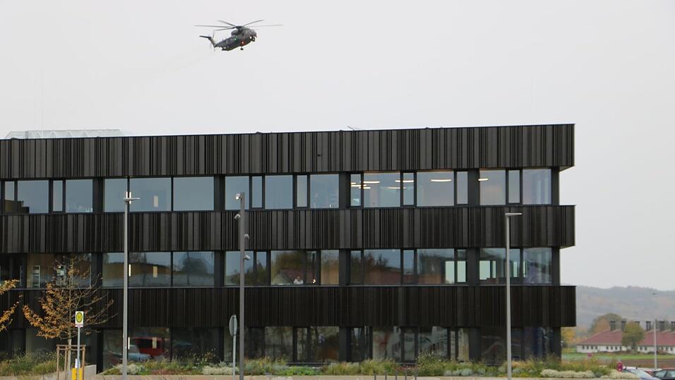 Die Glasflächen am neuen Landratsamt in Essenbach sollen mit einer speziellen Vogelschutzfolie überzogen werden. Die Glasflächen am neuen Landratsamt in Essenbach sollen mit einer speziellen Vogelschutzfolie überzogen werden.