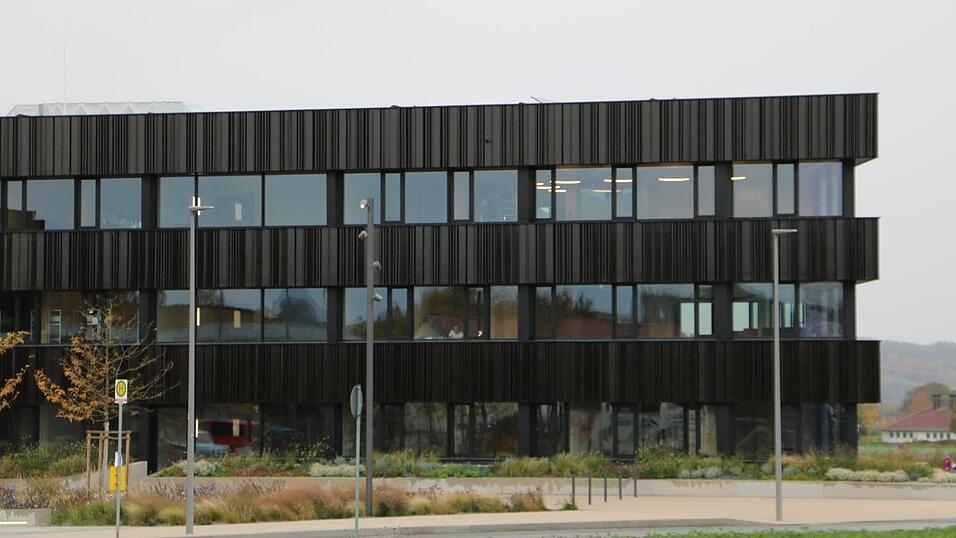 Die Glasfl&auml;chen am neuen Landratsamt in Essenbach sollen mit einer speziellen Vogelschutzfolie &uuml;berzogen werden.