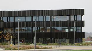 Die Glasflächen am neuen Landratsamt in Essenbach sollen mit einer speziellen Vogelschutzfolie überzogen werden. Die Glasflächen am neuen Landratsamt in Essenbach sollen mit einer speziellen Vogelschutzfolie überzogen werden.