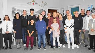 Freudig nahm Rolf Pelzer gemeinsam mit seiner Ehefrau Anna (vorne Mitte) die zahlreichen Gl&uuml;ckw&uuml;nsche entgegen.