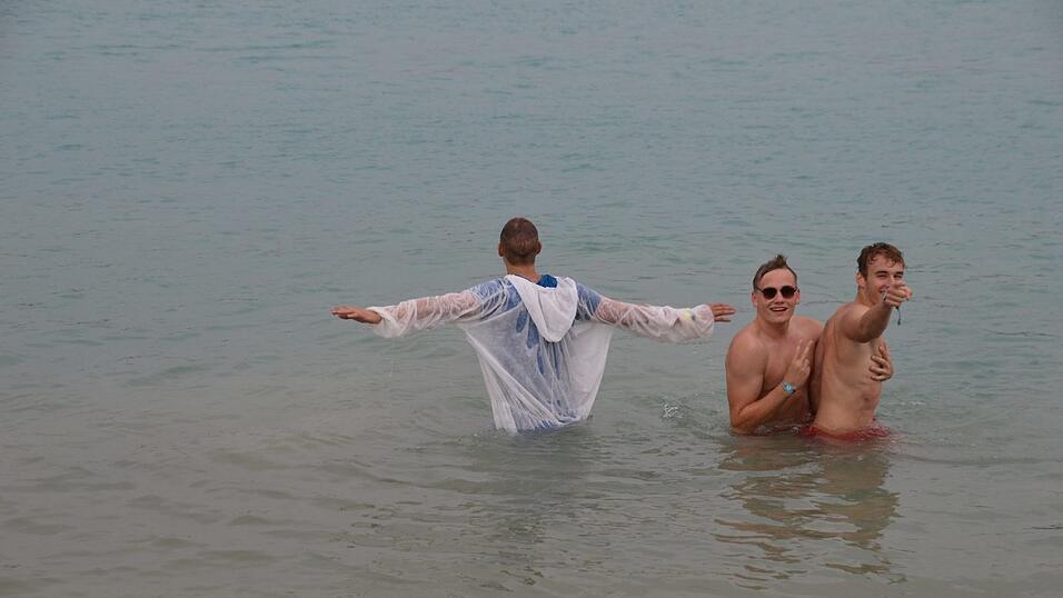 Warum schlechtes Wetter am Festival gut ist: mit Regenkleidung schwimmen. Warum schlechtes Wetter am Festival gut ist: mit Regenkleidung schwimmen.