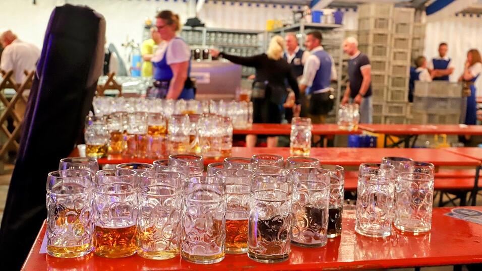Ein Unwetter machte den Feiernden auf dem Pilstinger Volksfest einen Strich durch die Rechnung.