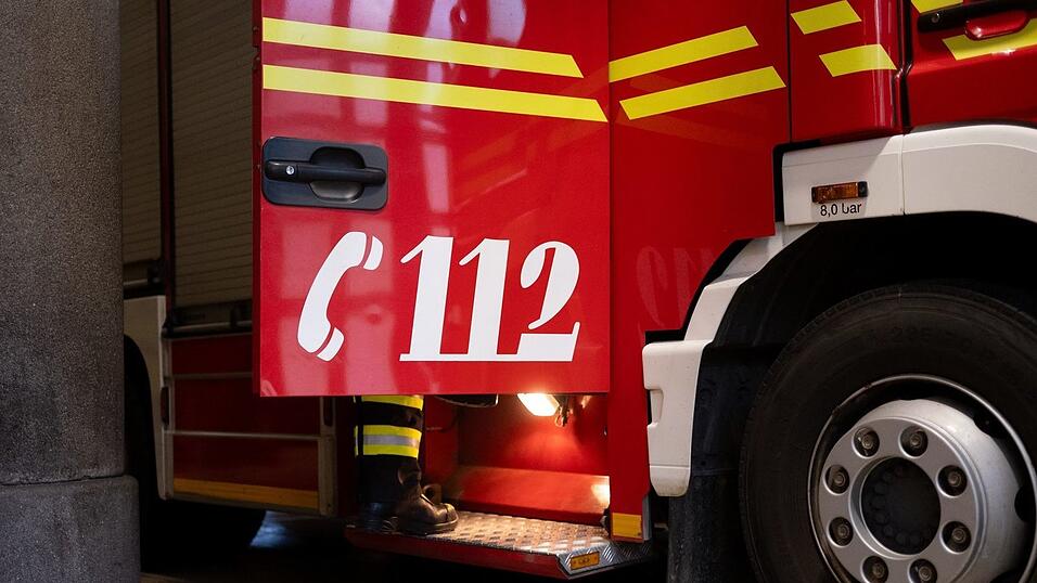 Die Feuerwehr rettete den 54-Jährigen mit Verbrennungen aus der komplett verrauchten Wohnung. (Symbolbild) Die Feuerwehr rettete den 54-Jährigen mit Verbrennungen aus der komplett verrauchten Wohnung. (Symbolbild)