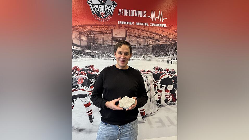 Basti Niedermeier hat in den 80er-Jahren am Unteren W&ouml;hrd mit dem Eishockey begonnen. Als dort k&uuml;rzlich die letzten &Uuml;berbleibsel des Alten Eisstadions abgebrochen wurden, hat er sich ein paar Erinnerungsbrocken gesichert.