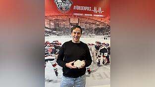 Basti Niedermeier hat in den 80er-Jahren am Unteren W&ouml;hrd mit dem Eishockey begonnen. Als dort k&uuml;rzlich die letzten &Uuml;berbleibsel des Alten Eisstadions abgebrochen wurden, hat er sich ein paar Erinnerungsbrocken gesichert.