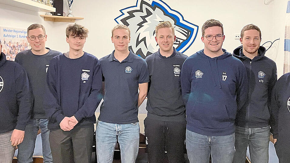 Ein Teil des neuen Attinger Trainerstabs (von links): Florian Finkl, Michael Bauer (beide Torwarttrainer), Justin Korn (U16), Alexander Ernst (U13), Moritz Eisenschink, Elias Decker (beide U10), Fabian Hillmeier (Sportlicher Leiter) und Markus Alzinger (U16/U19).