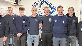 Ein Teil des neuen Attinger Trainerstabs (von links): Florian Finkl, Michael Bauer (beide Torwarttrainer), Justin Korn (U16), Alexander Ernst (U13), Moritz Eisenschink, Elias Decker (beide U10), Fabian Hillmeier (Sportlicher Leiter) und Markus Alzinger (U16/U19). Ein Teil des neuen Attinger Trainerstabs (von links): Florian Finkl, Michael Bauer (beide Torwarttrainer), Justin Korn (U16), Alexander Ernst (U13), Moritz Eisenschink, Elias Decker (beide U10), Fabian Hillmeier (Sportlicher Leiter) und Markus Alzinger (U16/U19).