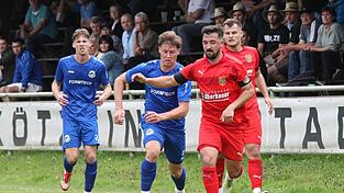 Ganz spät kassiert der 1. FC Bad Kötzting (in Blau) gegen Burglengenfeld noch den Ausgleich.