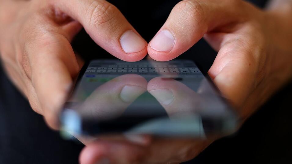 Kriminelle nutzen oft gef&auml;lschte SMS, um Menschen unter Druck zu setzen und zur Herausgabe von Geld zu bewegen. (Symbolbild)