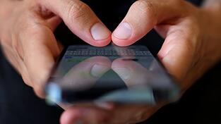 Kriminelle nutzen oft gef&auml;lschte SMS, um Menschen unter Druck zu setzen und zur Herausgabe von Geld zu bewegen. (Symbolbild)