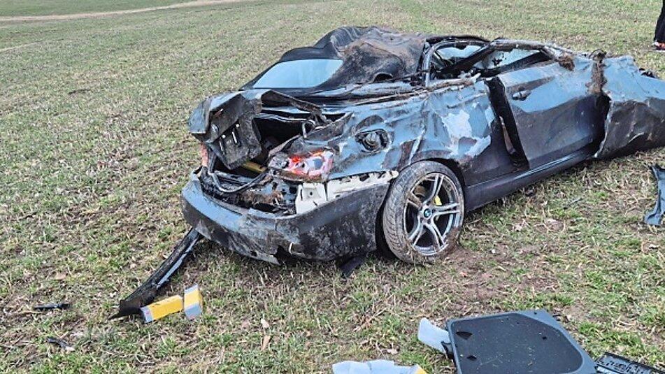 Gl&uuml;ck im Ungl&uuml;ck hatten der Fahrer und die beiden Beifahrer dieses Wagens. Alle drei jungen M&auml;nner erlitten keine lebensgef&auml;hrlichen Verletzungen, mussten aber in umliegende Kliniken gebracht werden.