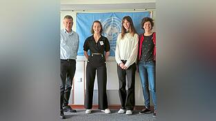 Von links: Professor Markus Bresinsky, Helena Feuerlein, Finnja Sommerhage und Helen Jossberger.