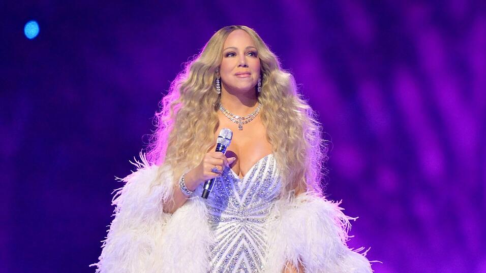 «een-fee-nee-toe - Vo---lare, oh-oh»: Mariah Carey setzte während ihrer italienischen Performance auf Lautschrift. (Archivfoto) «een-fee-nee-toe - Vo---lare, oh-oh»: Mariah Carey setzte während ihrer italienischen Performance auf Lautschrift. (Archivfoto)