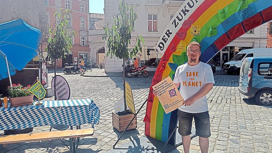 Frank Gesche stand im 'Pop-up-Biergarten' von Greenpeace auf dem Domplatz f&uuml;r Gespr&auml;che bereit.