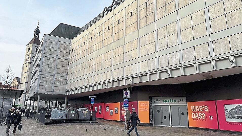 Im Schatten der Neupfarrkirche sorgt der Kaufhof-Leerstand aktuell f&uuml;r reichlich &Auml;rger. Im Stadtrat kam es nun zur gro&szlig;en Aussprache zwischen Stadtspitze und den Parteien.
