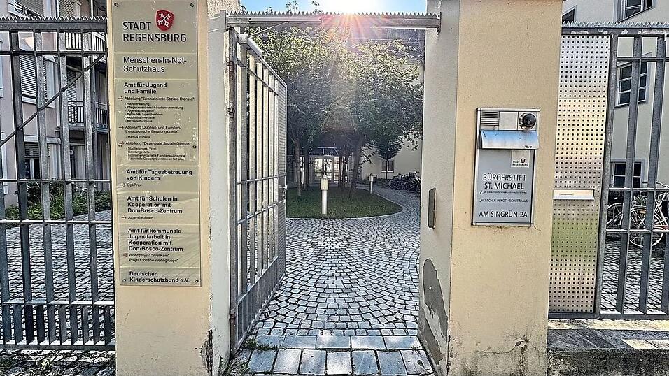 Unter anderem das Michlstift im Westen der Altstadt wurde mit Geldern für das Sanierungsgebiet Westnerwacht in den 90-erJahren saniert. Die Stadt wickelt das Verfahren nun ab. Das betrifft auch Eigentümer.