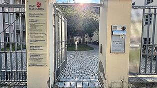 Unter anderem das Michlstift im Westen der Altstadt wurde mit Geldern für das Sanierungsgebiet Westnerwacht in den 90-erJahren saniert. Die Stadt wickelt das Verfahren nun ab. Das betrifft auch Eigentümer.