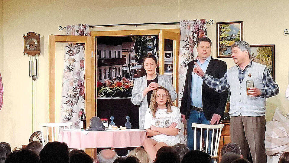 Der Entschluss, die karge Rente mit der Vermietung eines Zimmers aufzubessern, f&uuml;hrt zu allerlei lustigen Verwicklungen im Leben des Ehepaars Niederl. Die Darsteller dieser Szene sind Florian Six, Nicole Stahl, Lena Dietl, Andreas Aichinger und Lukas Troiber (von links).