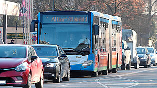 Gerade zu Sto&szlig;zeiten kommt es vor, dass Stadtbusse nicht ganz p&uuml;nktlich ihre Haltestellen anfahren. Zum Problem wird das, wenn Insassen dann ihre Umsteigem&ouml;glichkeit verpassen, beklagte ein B&uuml;rger am Mittwochabend.