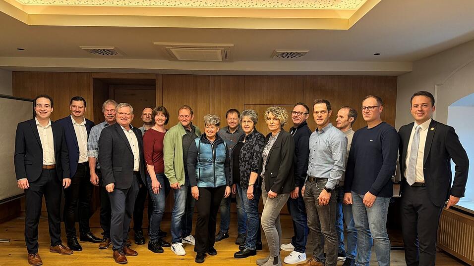 Die Gemeinderatskandidaten der Liste „Freie Wähler Zandt“ mit Wahlleiter Christian Schindler und MdL Julian Preidl Die Gemeinderatskandidaten der Liste „Freie Wähler Zandt“ mit Wahlleiter Christian Schindler und MdL Julian Preidl