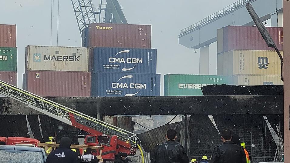 Die Feuerwehr rückte in Regensburg zu einer brennenden Halle aus. Die Feuerwehr rückte in Regensburg zu einer brennenden Halle aus.
