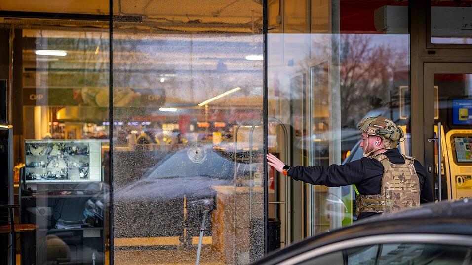 Die Polizei in Kiew hat den Täter, der mindestens sechs Menschen getötet haben soll, erschossen. Die Polizei in Kiew hat den Täter, der mindestens sechs Menschen getötet haben soll, erschossen.